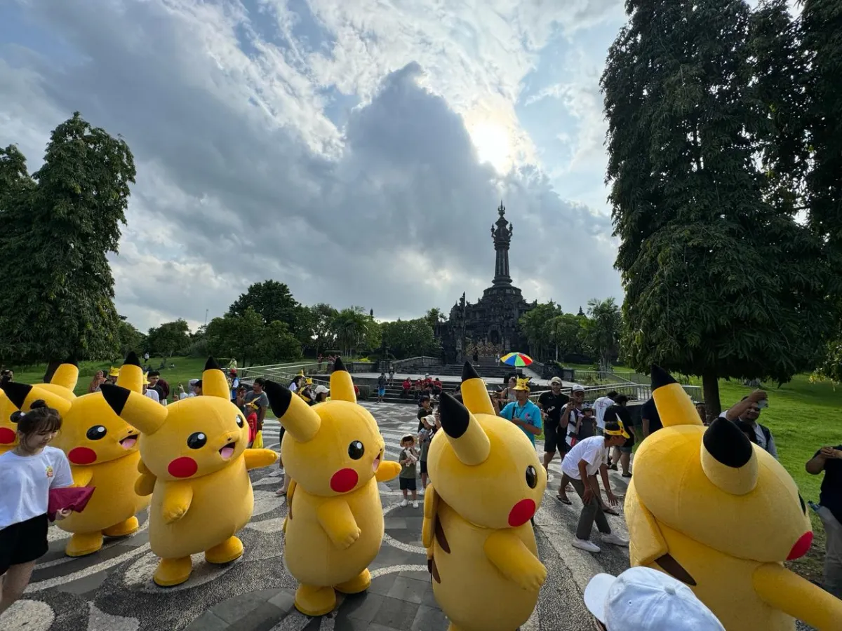 Pikachu Menggembirakan Pengunjung di Lapangan Renon Denpasar