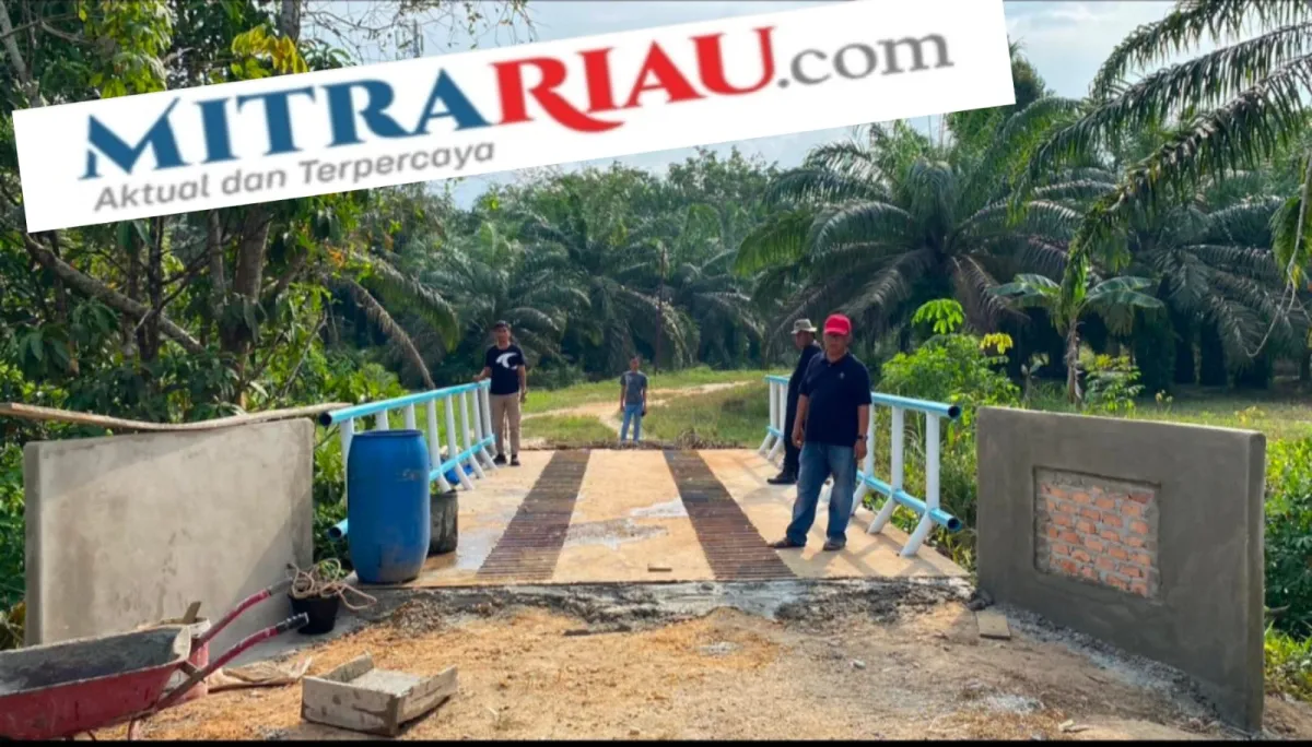 Polres Siak Bersama Masyarakat Sukses Renovasi Dua Jembatan Vital Menuju Sekolah