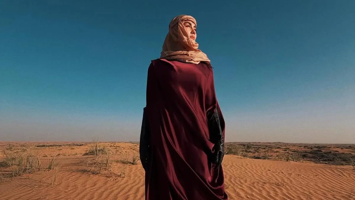 Agnez Mo Tampil Anggun dalam Abaya dan Keffiyeh di Gurun Dubai