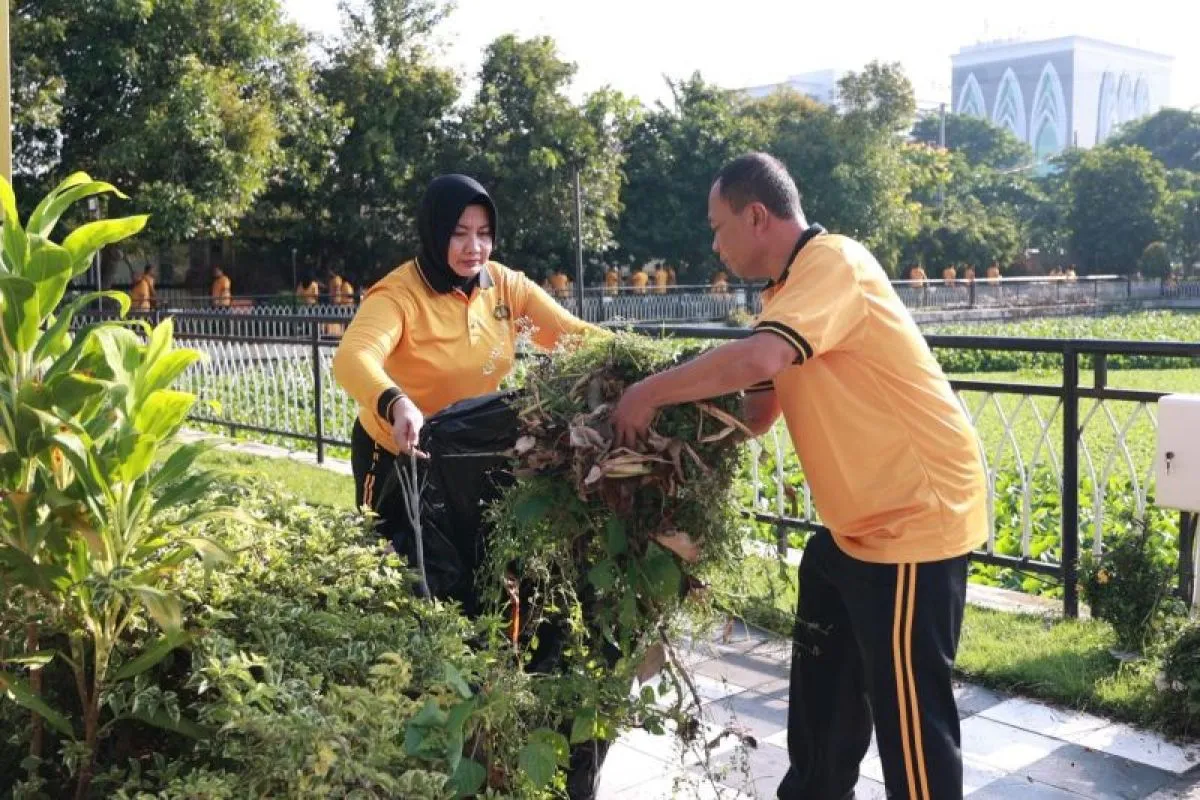 Polda Jatim Gelar Kerja Bakti Dukung Gerakan Kebersihan Lingkungan