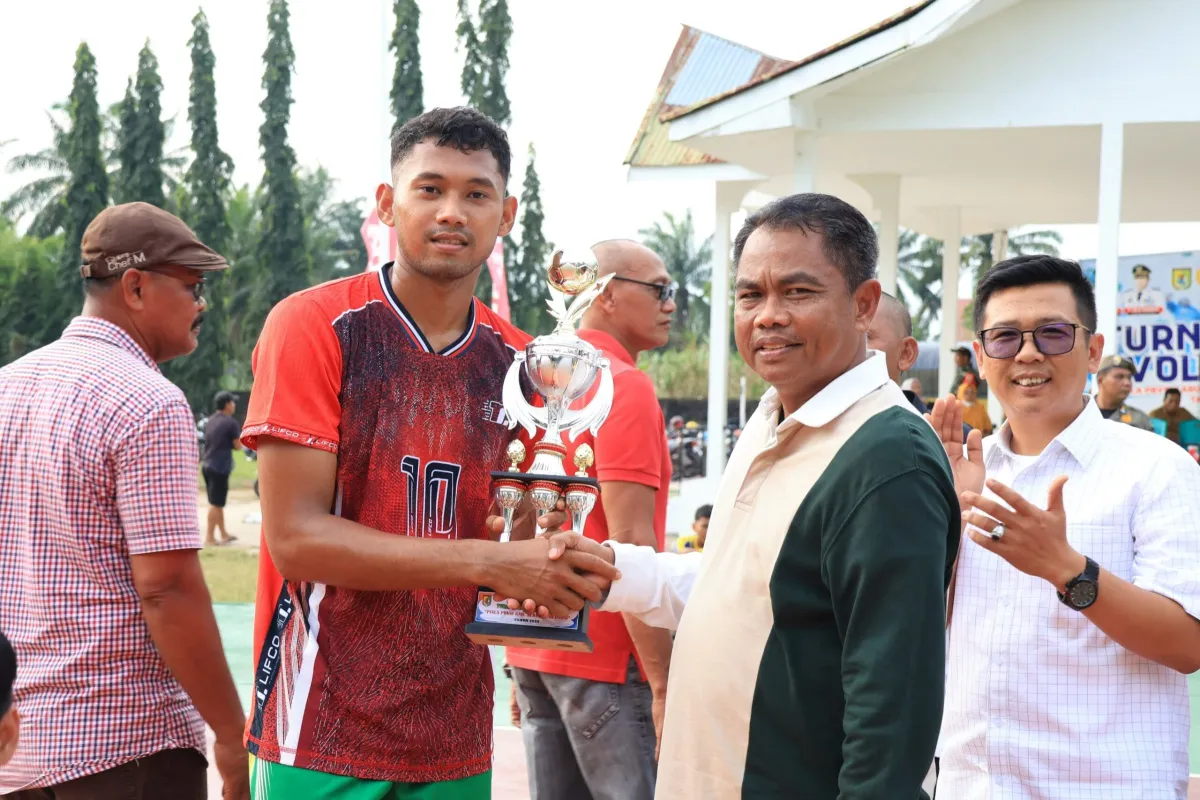 Sei Rampah Menjuarai Turnamen Voli U-22 Sergai, Bupati Dorong Semangat Sportivitas
