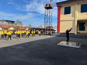 Polres Manggarai Adakan Senam Bersama Tingkatkan Kebugaran Personel
