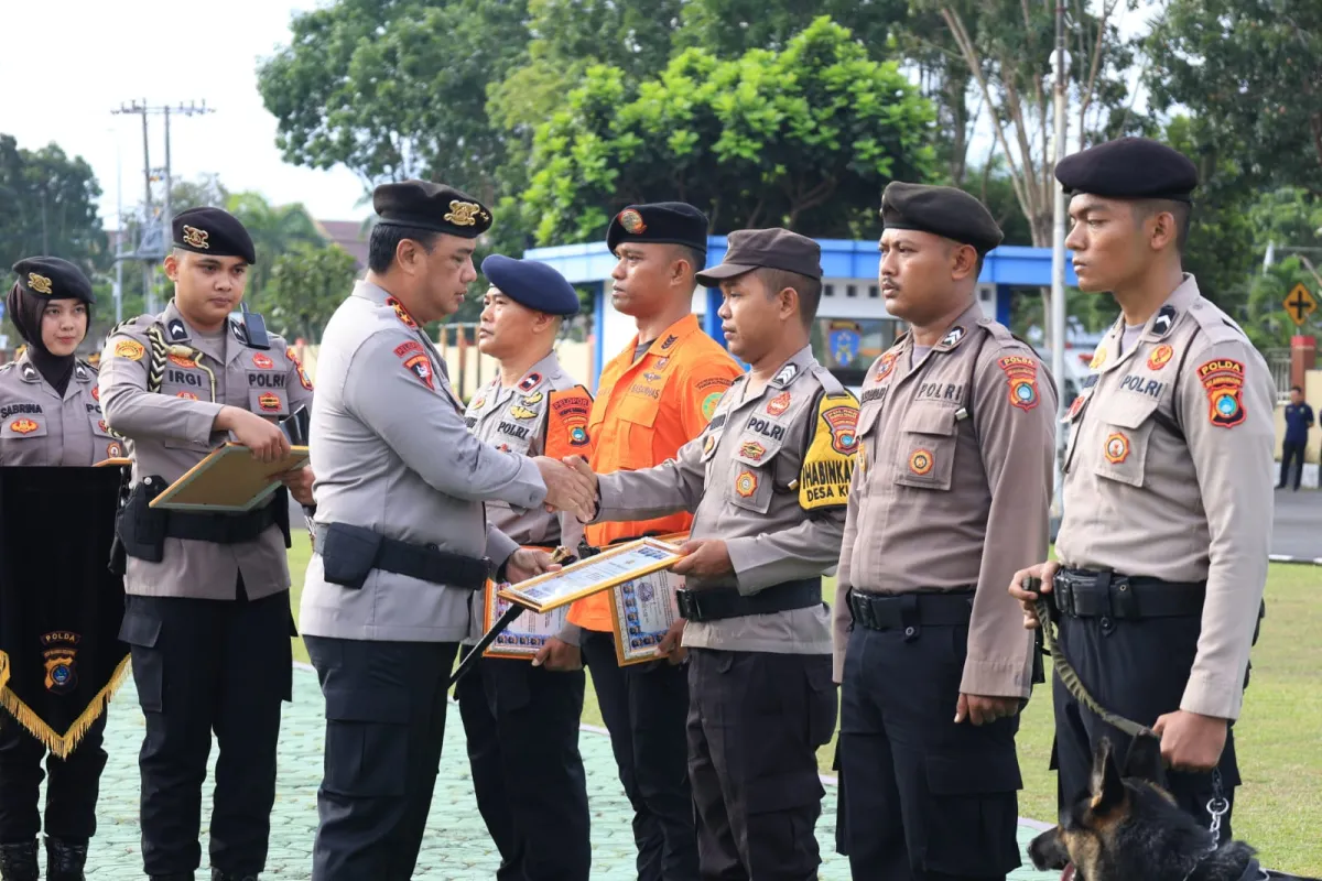 Kapolda Babel Berikan Penghargaan kepada Personel Berprestasi dan Satwa K-9