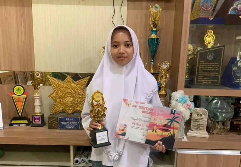 Aisyah Raih Dua Penghargaan Nasional Berkat Hobi Menulis dan Fotografi