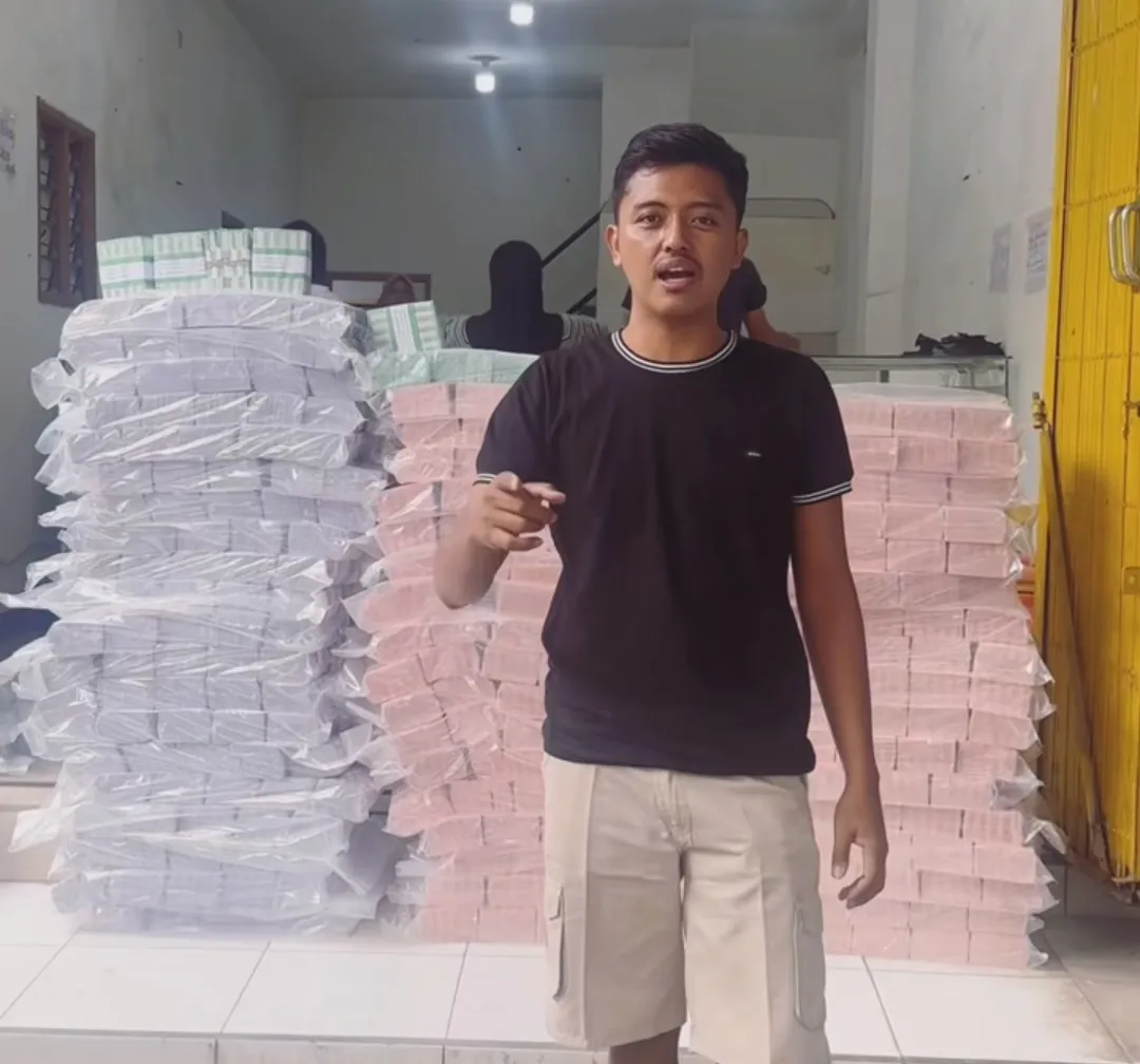 Pemuda di Bangil Pasuruan Viral dengan Usaha Jasa Penukaran Uang Baru