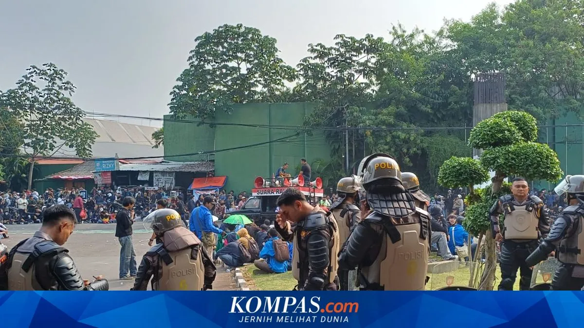 Aksi Unjuk Rasa di Depan Gedung DPR: Massa Terpecah Setelah Tembakan Gas Air Mata