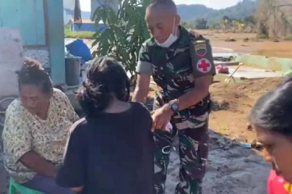 TNI Berikan Pelayanan Kesehatan Gratis untuk Warga Terdampak Banjir di Sumut