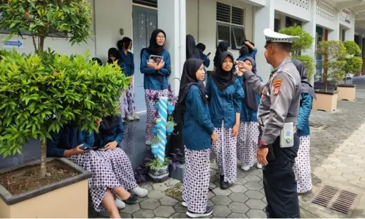 Dua Polisi Siaga di SMAN 2 Yogyakarta Tingkatkan Keamanan dan Keselamatan Lalu Lintas