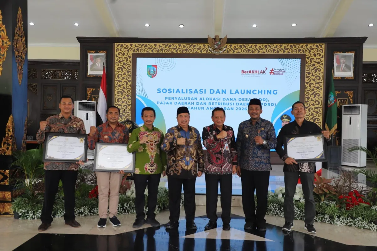 Desa-Desa Berprestasi di Jombang Terima Penghargaan dari Bupati