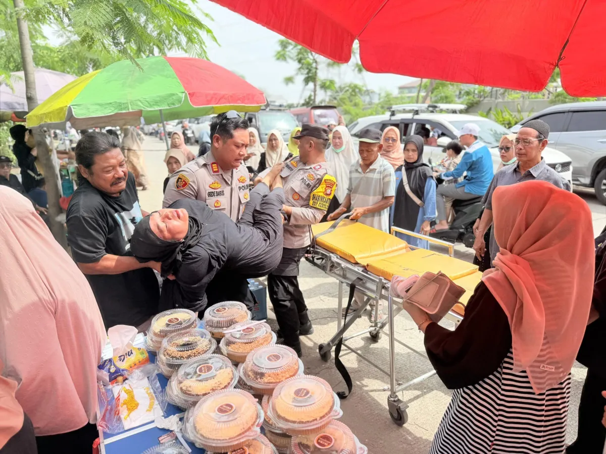 Kapolsek Tarumajaya Tanggap Darurat, Jemaah Pingsan di Tabligh Akbar Mendapat Pertolongan