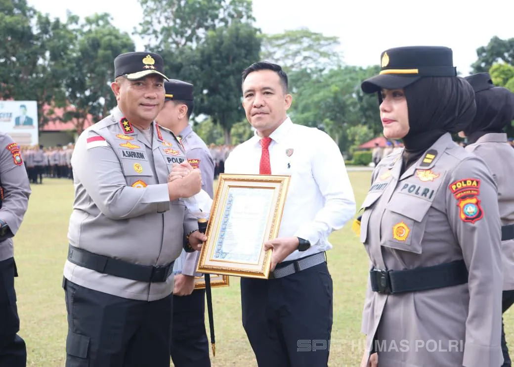 Polda Kepri Rayakan Hari Kesadaran Nasional dan Berikan Penghargaan kepada Personel Berprestasi