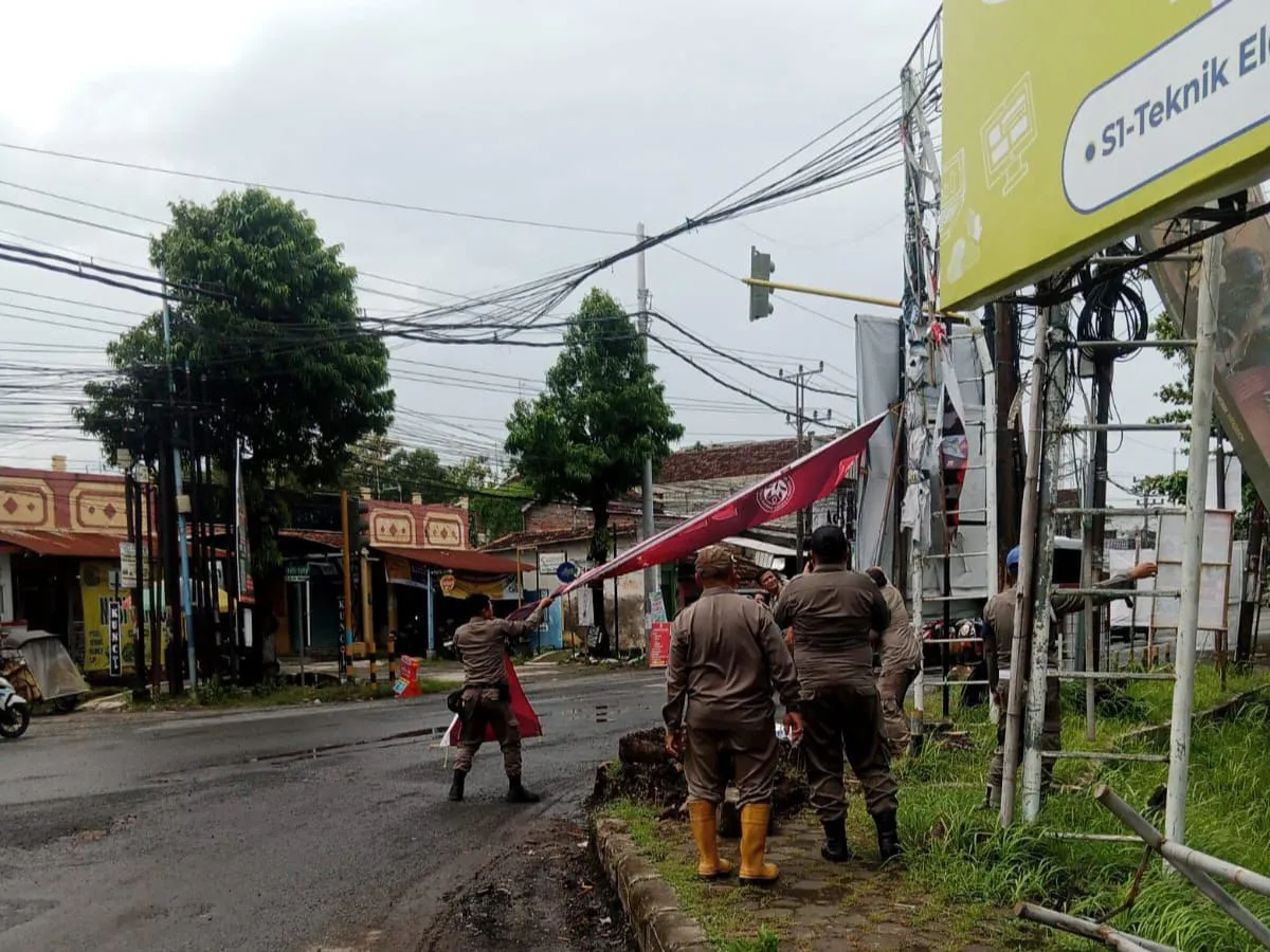 Pemkab Pati Tertibkan Reklame Ilegal Sesuai Instruksi Presiden