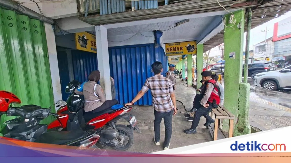 Bareskrim Geledah Toko Emas di Nganjuk, Polisi Jaga Ketat