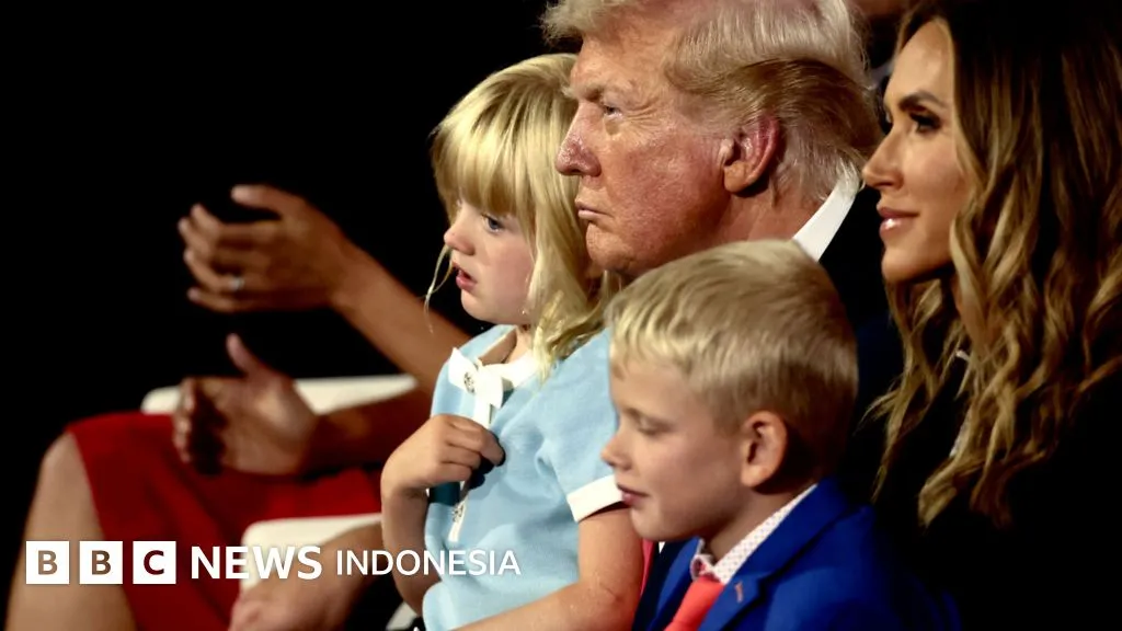 Donald Trump Dikelilingi Keluarga dan Sekutu Saat Umumkan Kemenangan Pilpres