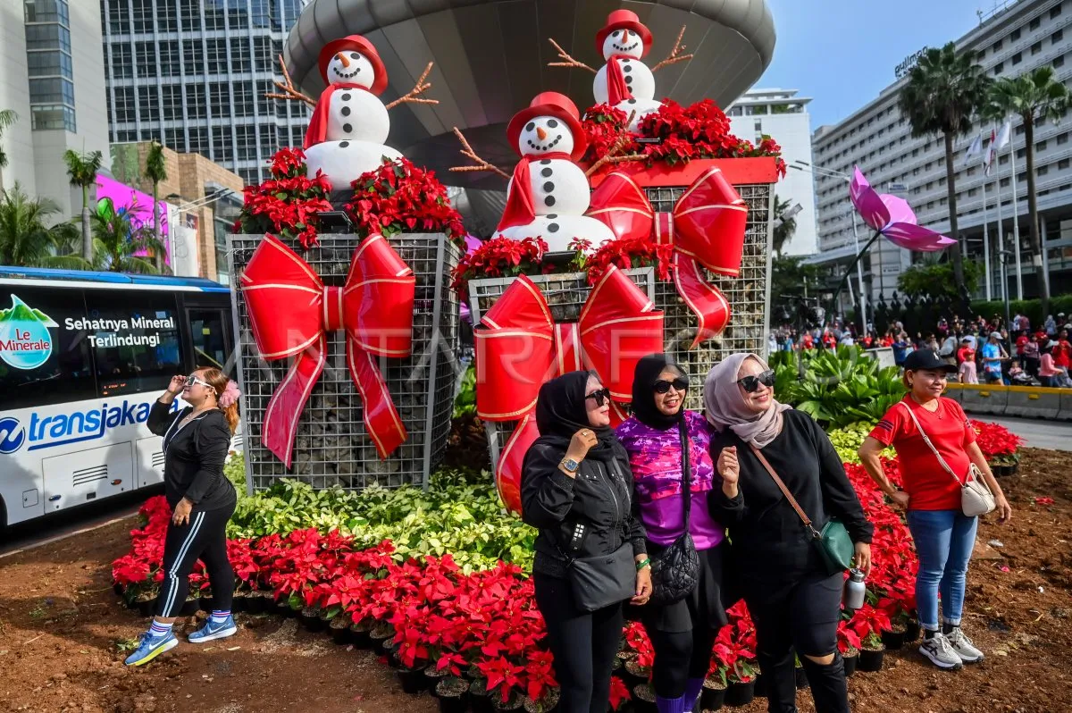 Warga Jakarta Nikmati Dekorasi Natal di HBKB Bundaran HI