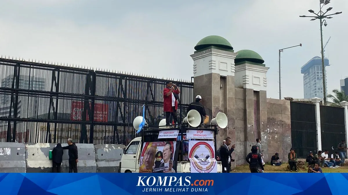 Massa Gerakan Suara Keadilan Penuhi Gerbang Gedung DPR pada Aksi Unjuk Rasa