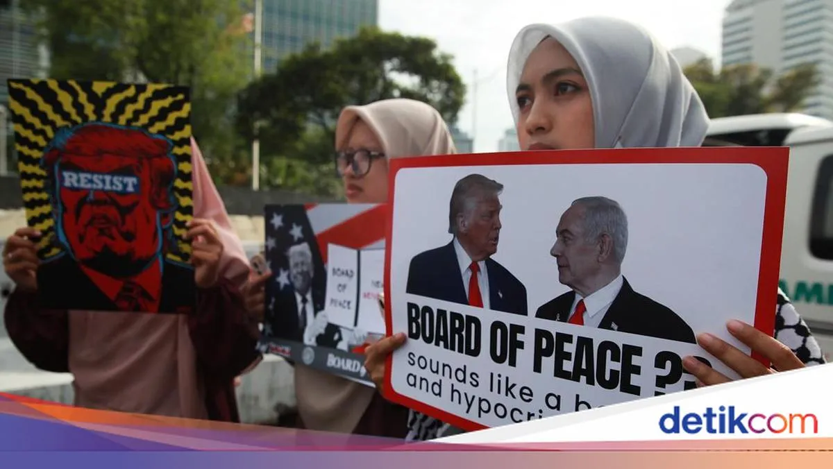 Massa Gelar Aksi Penolakan Dewan Perdamaian di Kedubes AS