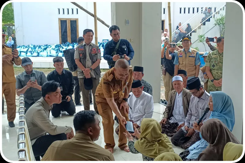 Gubernur Jateng Dampingi Wapres Gibran Kunjungi Pengungsi Tanah Gerak di Tegal