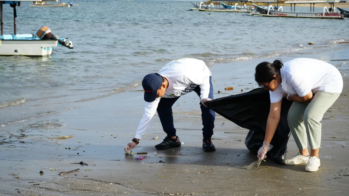 300 Personel Bersihkan 2 Ton Sampah di Pantai Sekeh