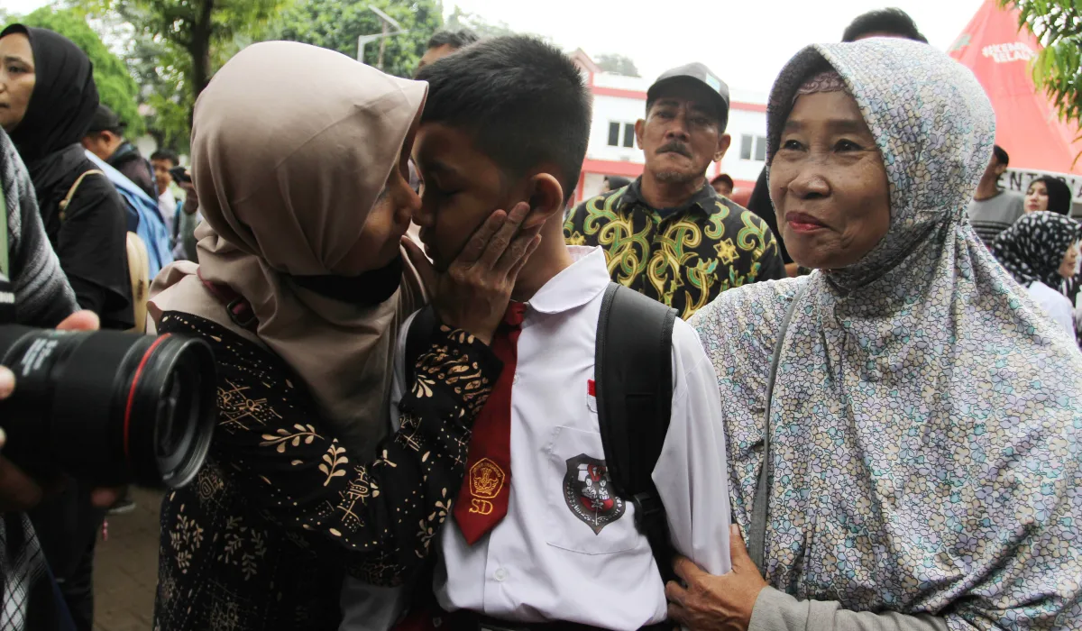 Hari Pertama Masuk Asrama Sekolah Rakyat Sentra Handayani: Momen Haru Orang Tua dan Anak