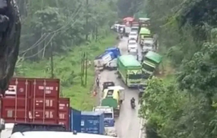 Kemacetan Total Terjadi di Jalan Poros Samarinda-Bontang Akibat Kecelakaan