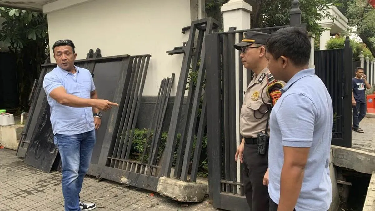Pengemudi Diduga Mengantuk Menabrak Pagar Rumah Jusuf Kalla