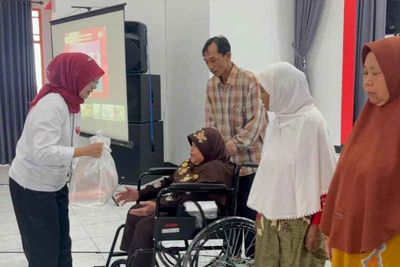 Puncak Peringatan Hari Lanjut Usia Nasional di Temanggung Serahkan Bantuan bagi Lansia
