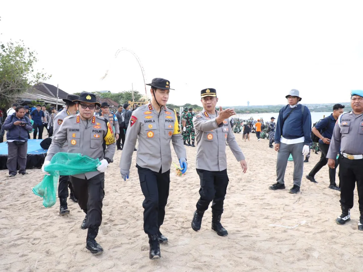 Kapolda Bali Pimpin Aksi Bersih Pantai Kedonganan Bersama 5.000 Relawan