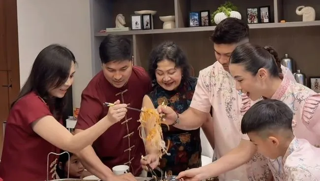 Keluarga Artis Rayakan Imlek dan Tradisi Yee Sang dengan Ceria