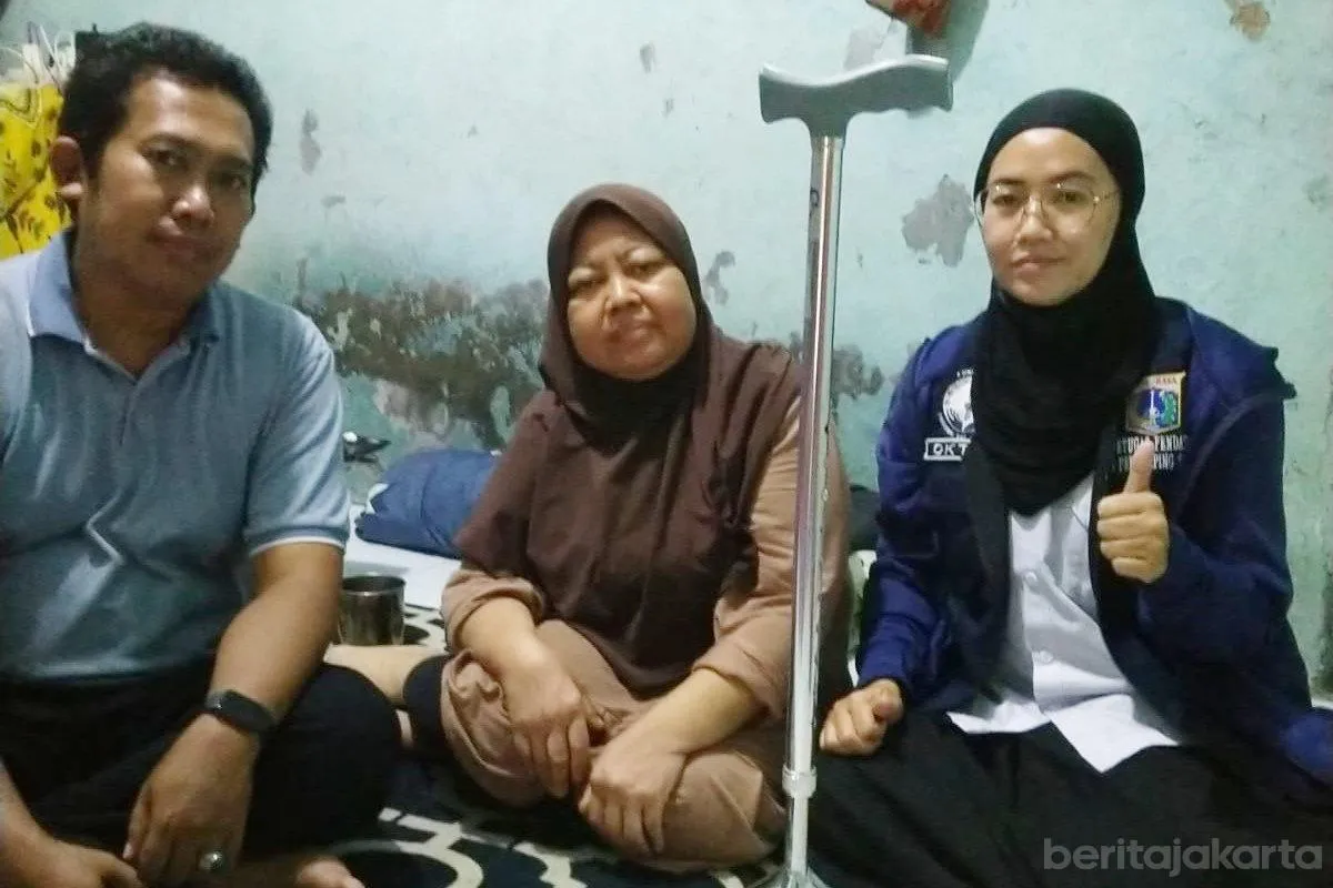 Warga Jelambar Terima Bantuan Tongkat Walker dari Suku Dinas Sosial