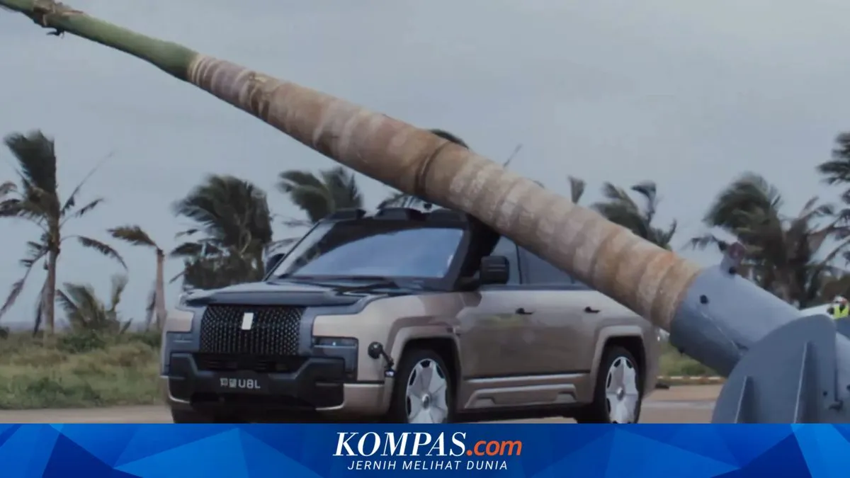 BYD Uji Ketahanan Yangwang U8 dengan Hantaman Pohon Besar