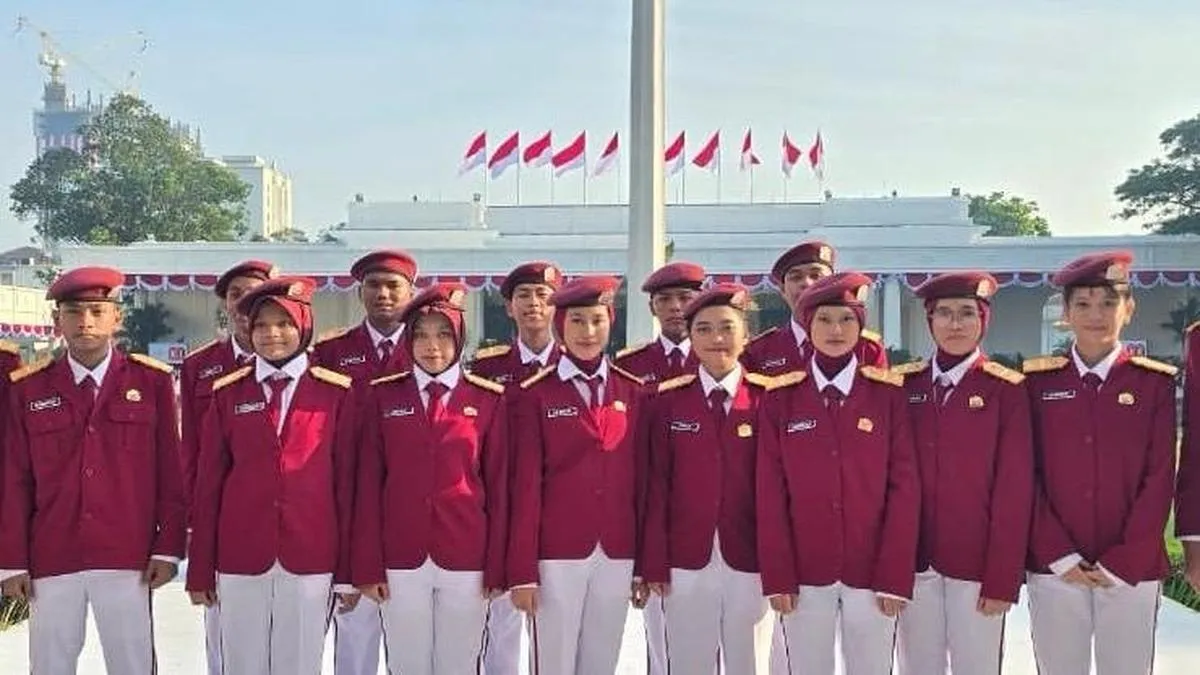 Pelajar Sekolah Rakyat Berpartisipasi dalam Paduan Suara pada HUT ke-80 RI di Istana Merdeka