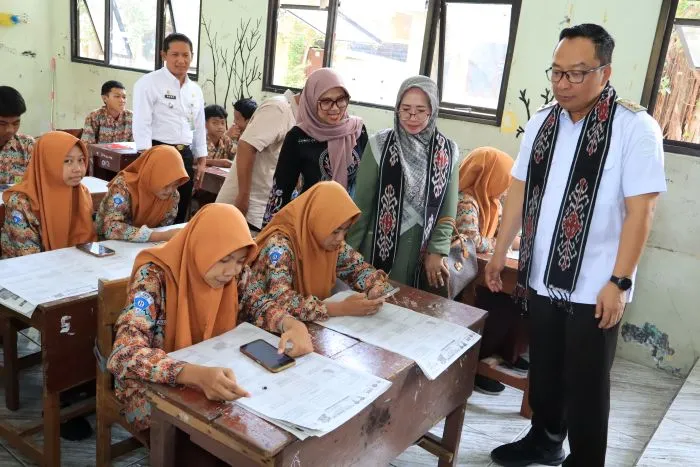 Wakil Bupati dan DPRD Gresik Dukung Program Sinau Bareng di UPT SMPN 15 Gresik