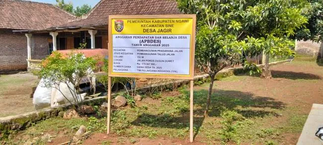 Pembangunan Talud Jalan Poros Dusun Duwet oleh Pemerintah Desa Jagir