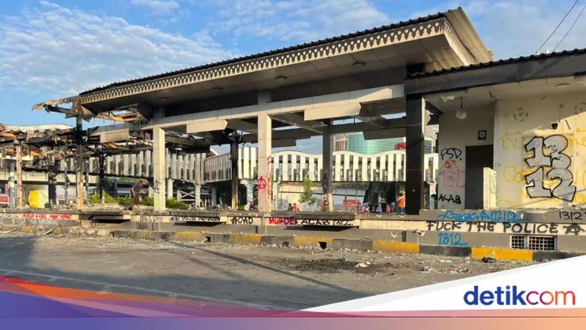 Pembakaran Fasilitas Umum dalam Demonstrasi di Jakarta