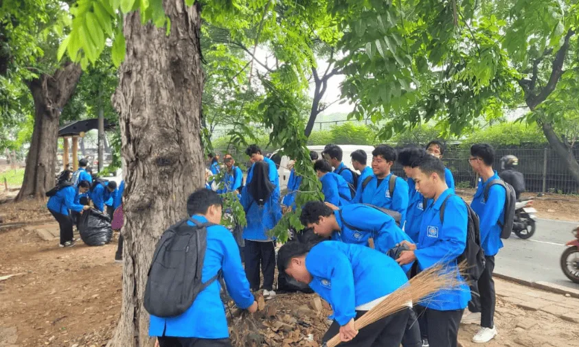Mahasiswa Baru UBSI Cengkareng Gelar Bakti Sosial untuk Lingkungan