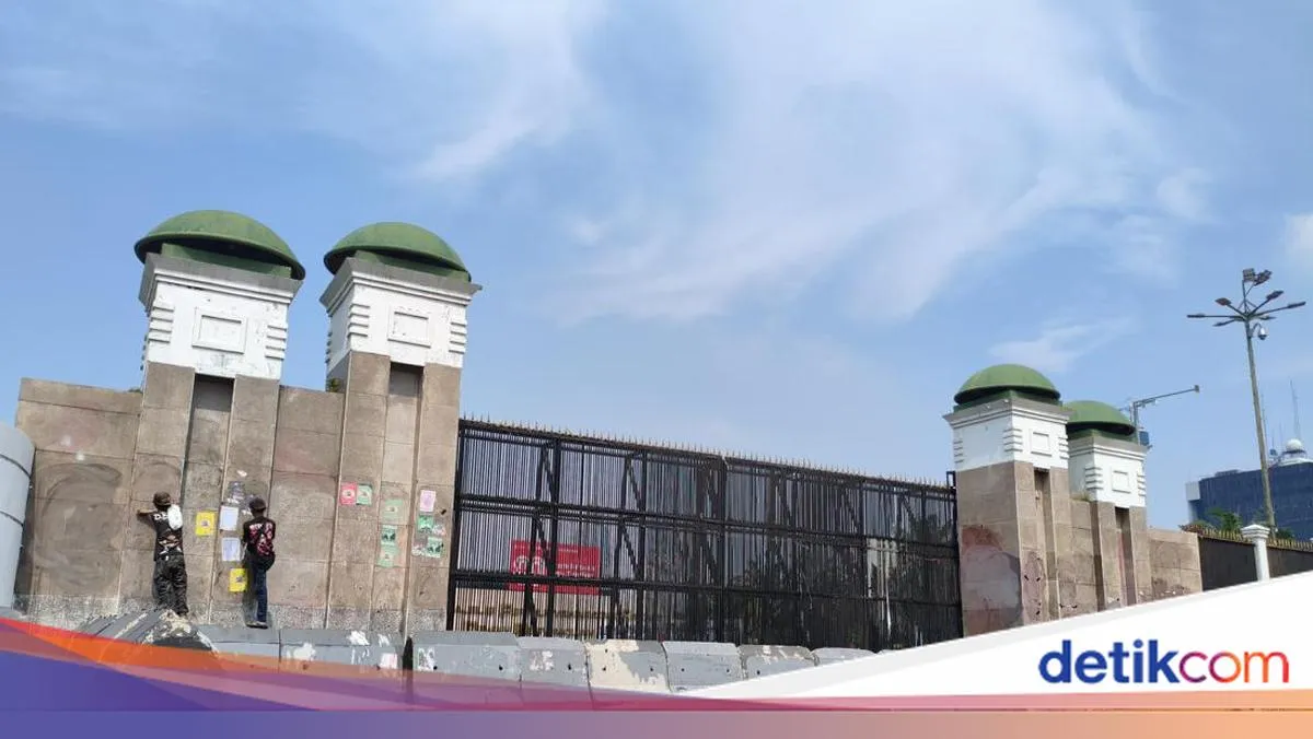 Pemeliharaan Dinding Gerbang Utama DPR RI Setelah Unjuk Rasa