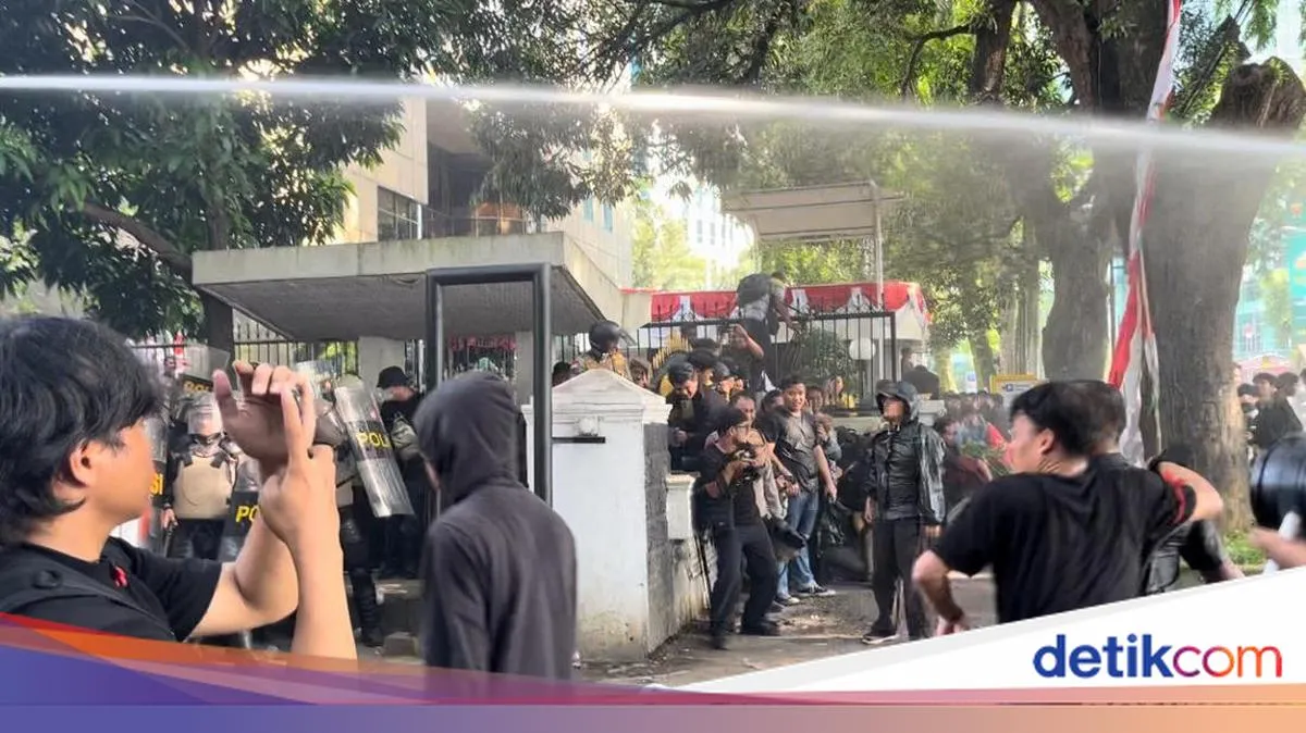 Aksi Demo di DPRD Sumut: Massa Robohkan Gerbang Tuntut Penghapusan Tunjangan