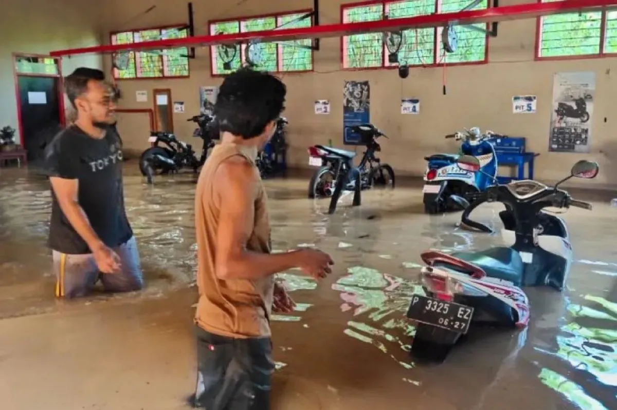 Banjir Setinggi Satu Meter Terjang SMKN 1 Kendit, Siswa Belajar Daring