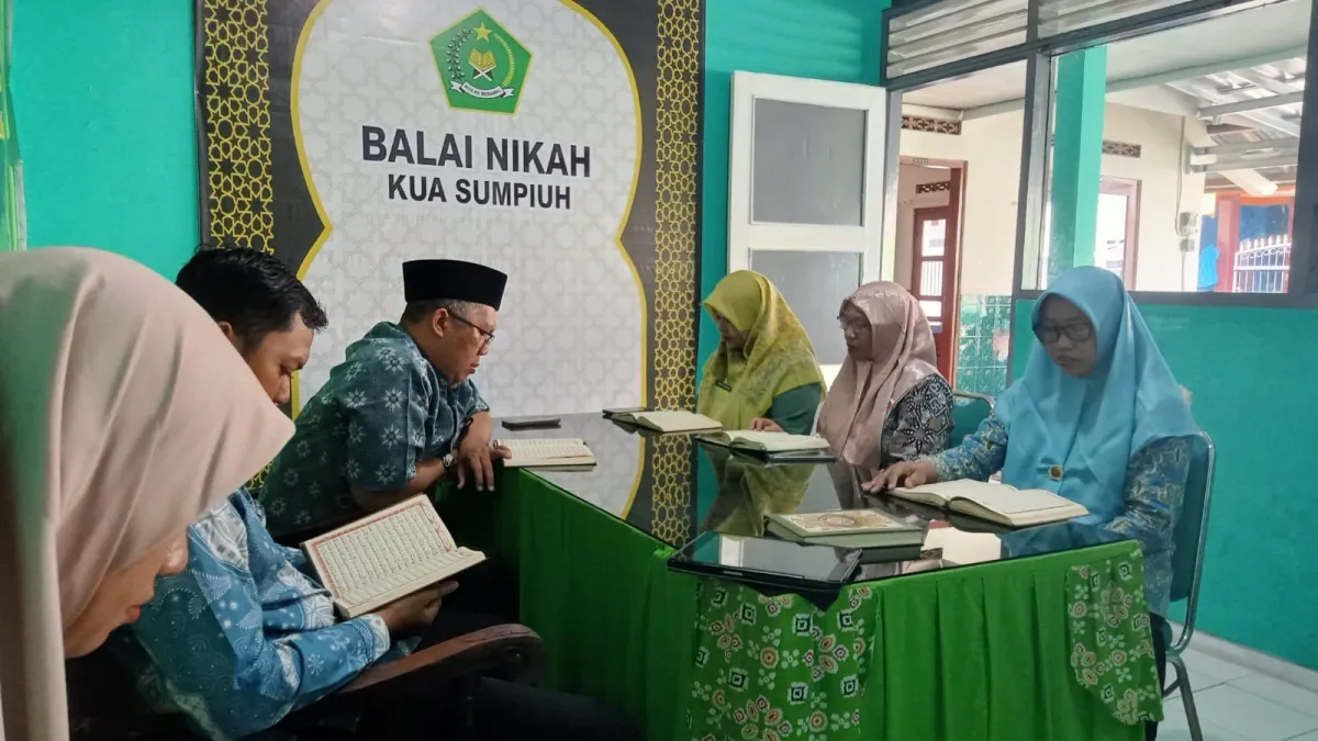 ASN KUA Sumpiuh Lanjutkan Tradisi Tadarus Al-Qur'an di Bulan Ramadan