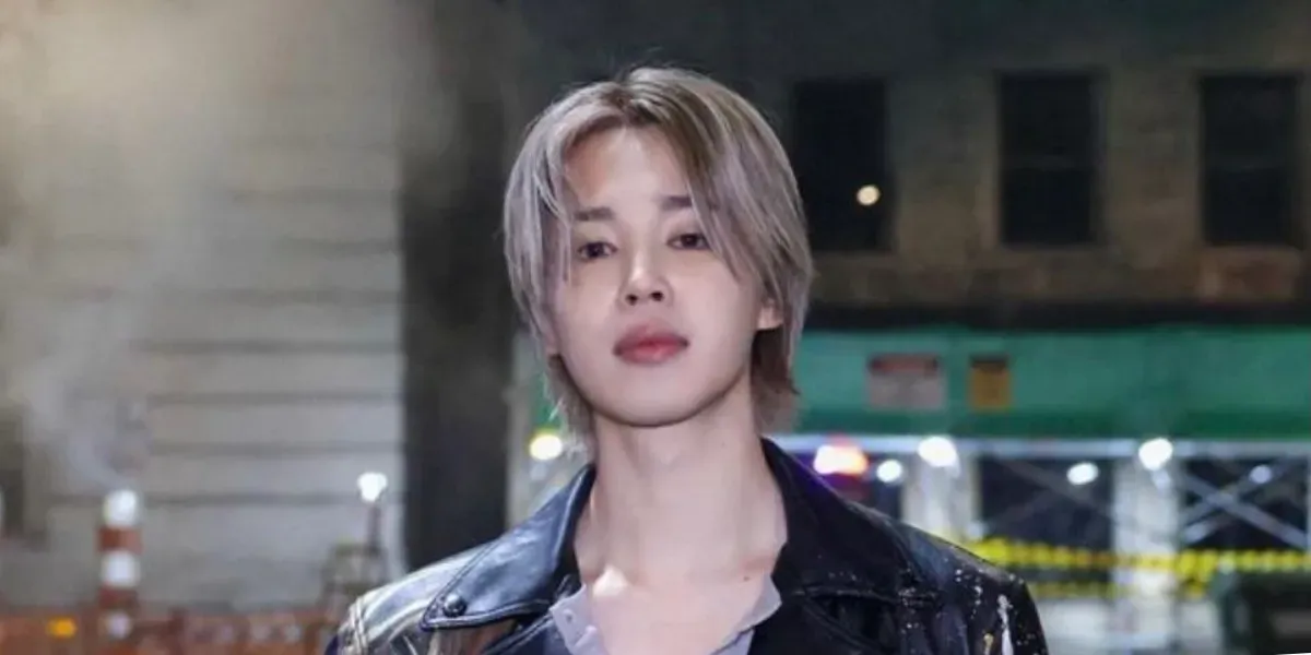 Jimin BTS Tampil Stylish di Bandara, Sambut Fans dengan Gaya