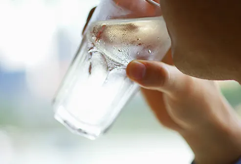 Mitos dan Fakta: Apakah Minum Air Dingin Berbahaya bagi Kesehatan Jantung?