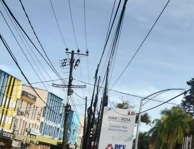 Pemkot Balikpapan Tindak Lanjut Kabel Telekomunikasi yang Semrawut