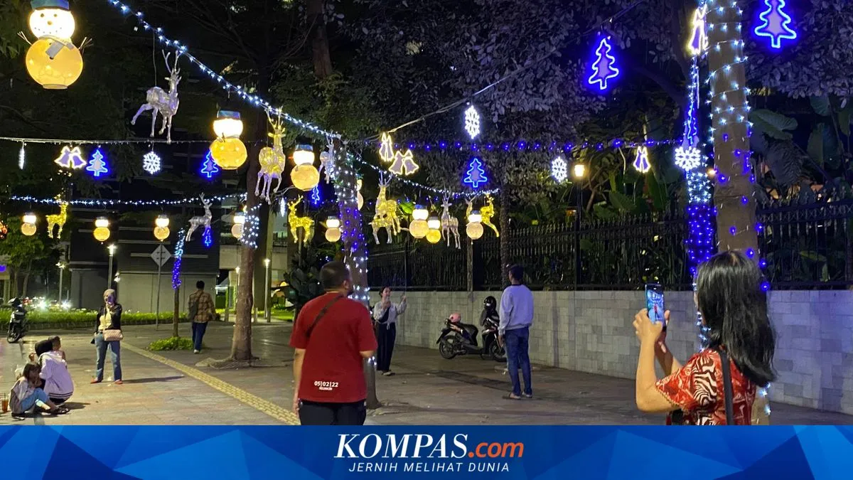 Trotoar Sudirman Dihiasi Dekorasi Natal Menawan, Jadi Destinasi Foto Keluarga