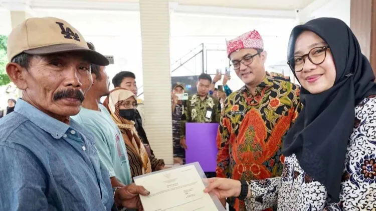 Bupati Ipuk Serahkan 186 Sertifikat Tanah untuk Tingkatkan Ekonomi Nelayan