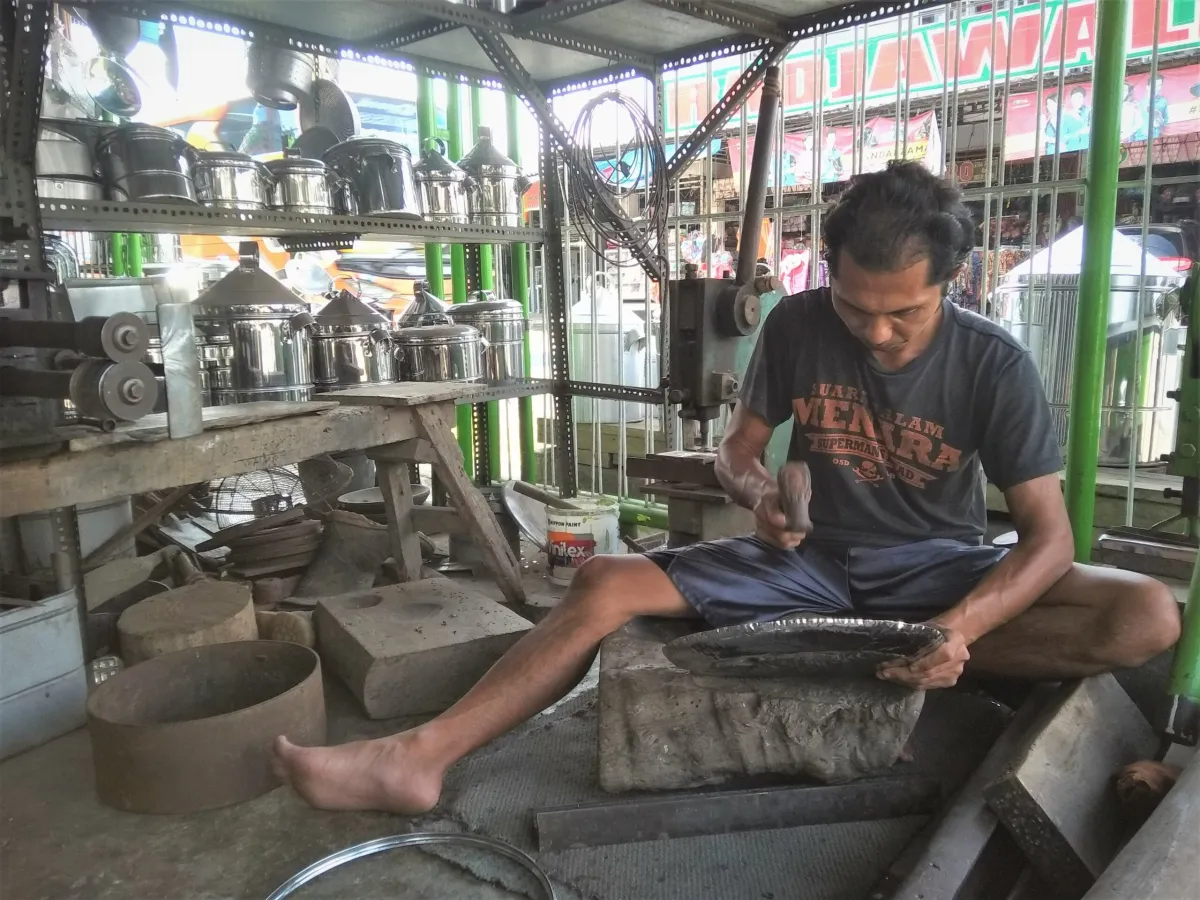 Ketahanan Perajin Perabot Rumah Tangga Kalibaru di Tengah Persaingan Pabrikan