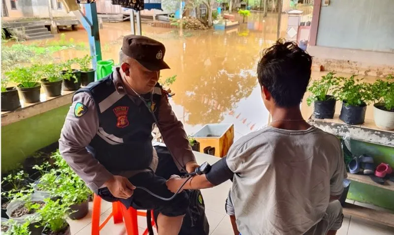 Polres Kutim Berikan Pengobatan Gratis bagi Warga Terdampak Banjir
