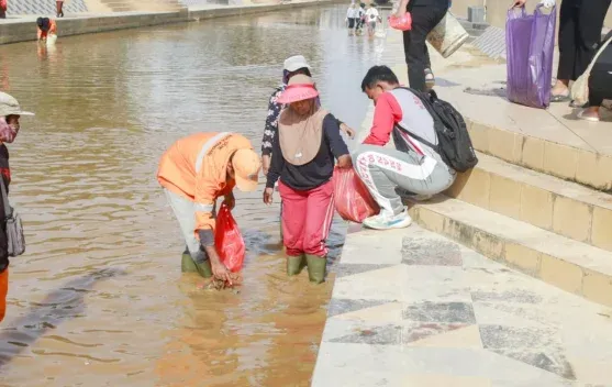 Pemuda Kendari Bersihkan Taman Kali Kadia untuk Lingkungan Sehat
