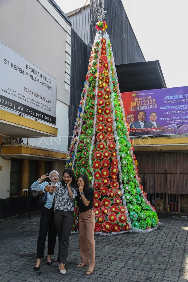 Pohon Natal Daur Ulang Hiasi Perayaan di Semarang