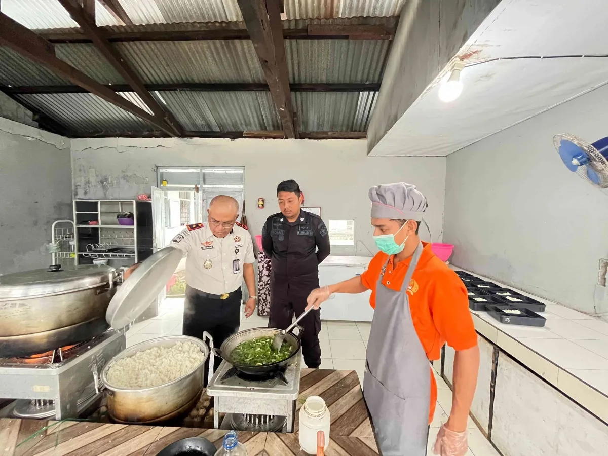 Kalapas Saparua Tinjau Dapur untuk Pastikan Kualitas Makanan Warga Binaan